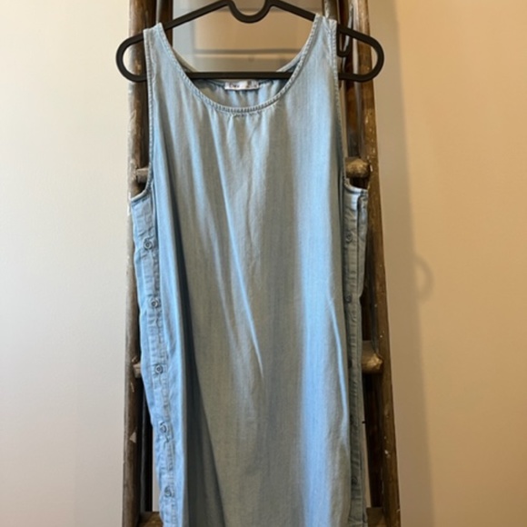 DEX | Sleeveless Dress - Picture 3 of 8